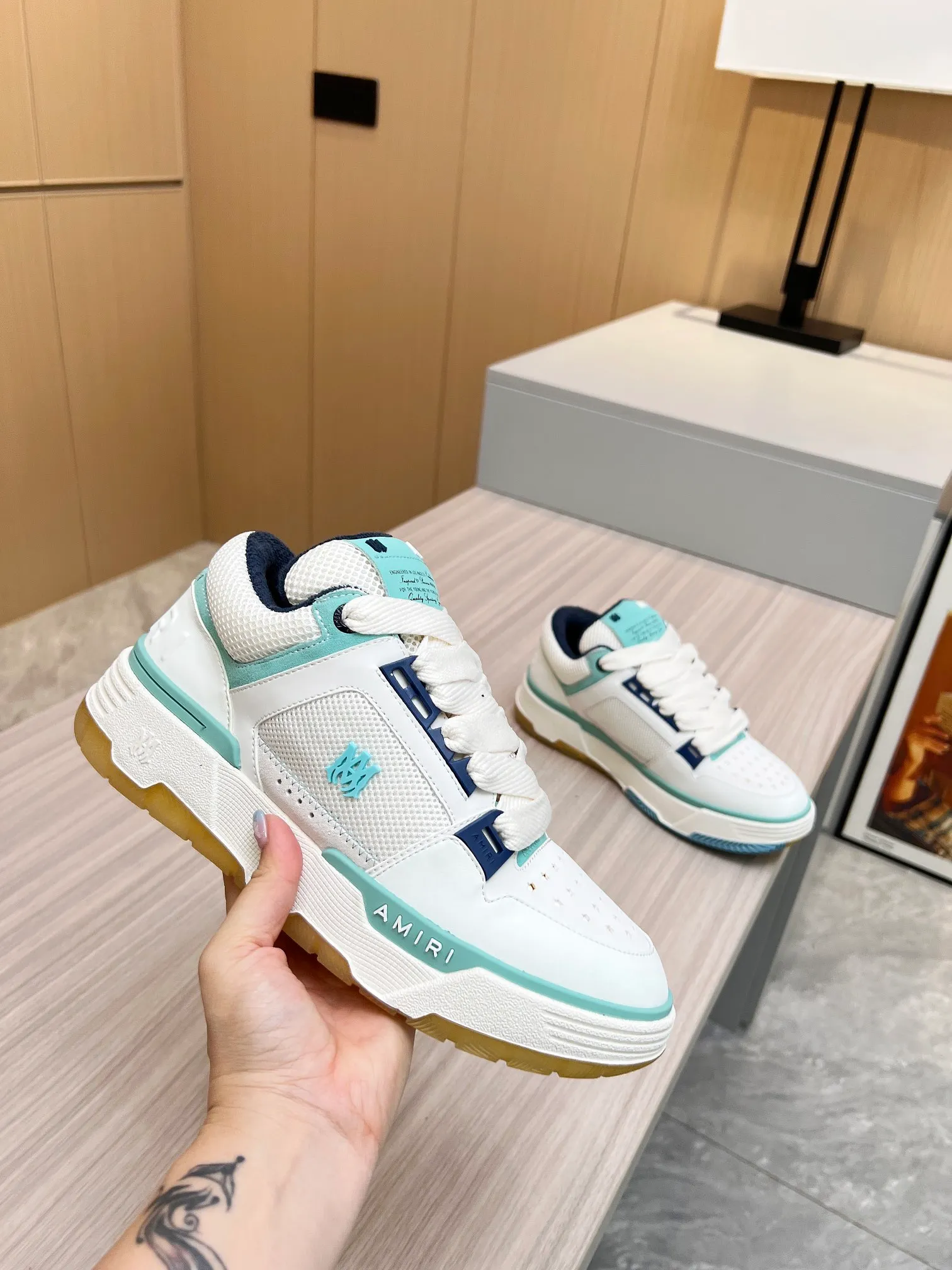 p620💰Men's shoes Amiri Emile's 2023 spring and summer new MA-1 bread shoes, couple models, casual sports shoes, sneakers Amiri gave up the rock punk style in the new season and used a large number of unsaturated colors, Morandi tones, whether you see or wear them, it will make people very happy. The large tongue of the bread shoes continues, shortens the length of the shoe body, thickens the midsole, and the toe part is more rounded. Amiri's brand letters and MA logo appear on the side of the shoe. Fabric: Original customized imported first-layer cowhide + mesh. Lining: Original customized breathable towel lining. Outsole. Foam combination material. Bottom thickness: 4CM. Size: Men's 39-45